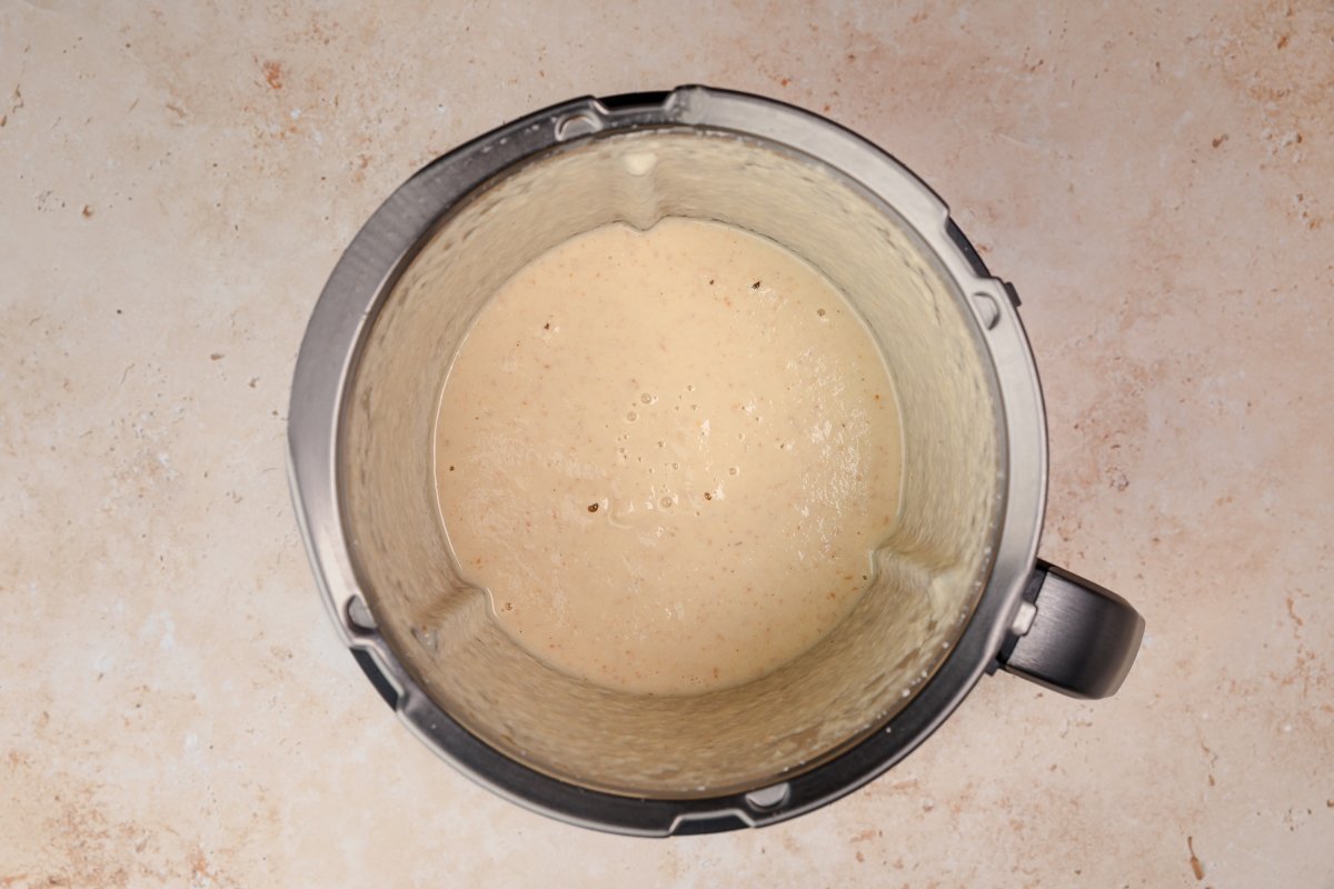 Triturando el gazpacho de espárragos