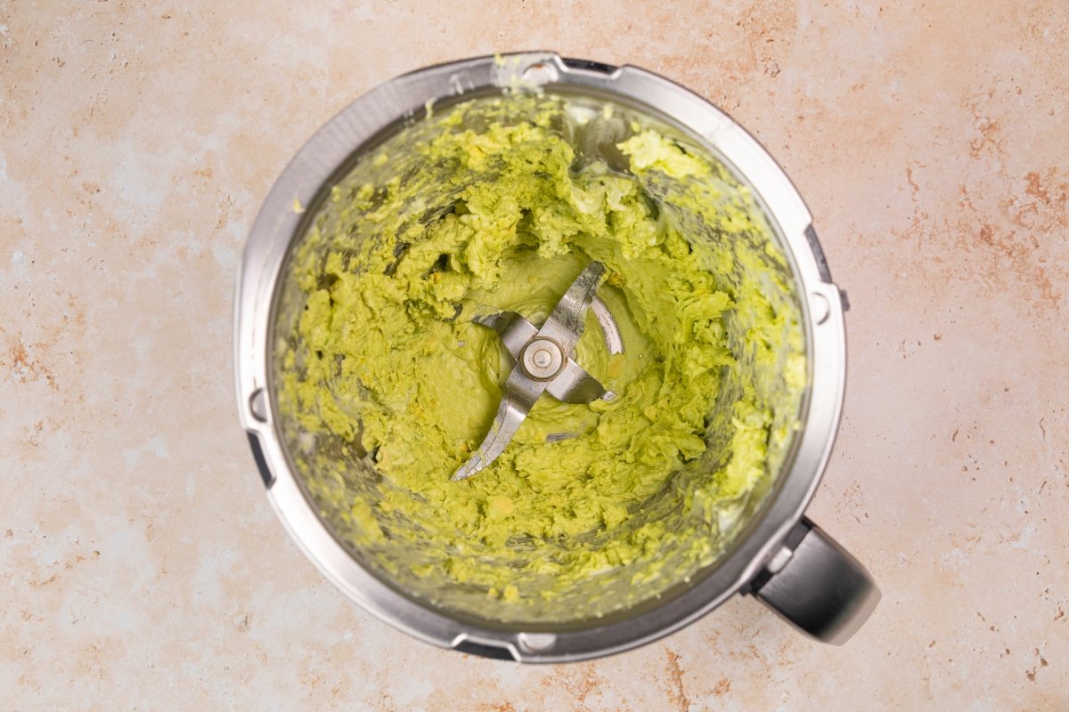 Triturando el helado de aguacate