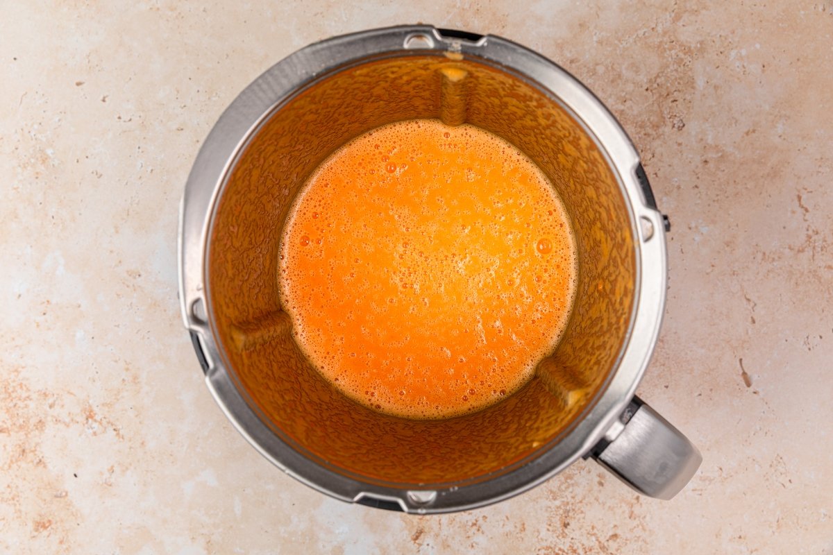 Triturando el zumo de zanahoria y naranja