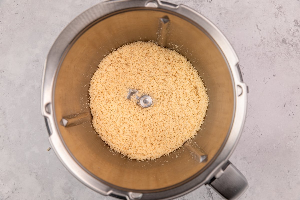 Triturando ingredientes secos para el ajoblanco en Thermomix