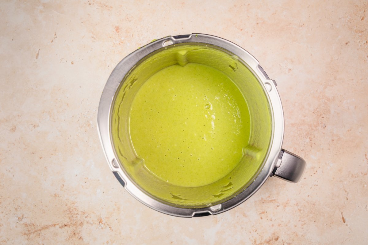 Triturando la crema de brócoli en Thermomix