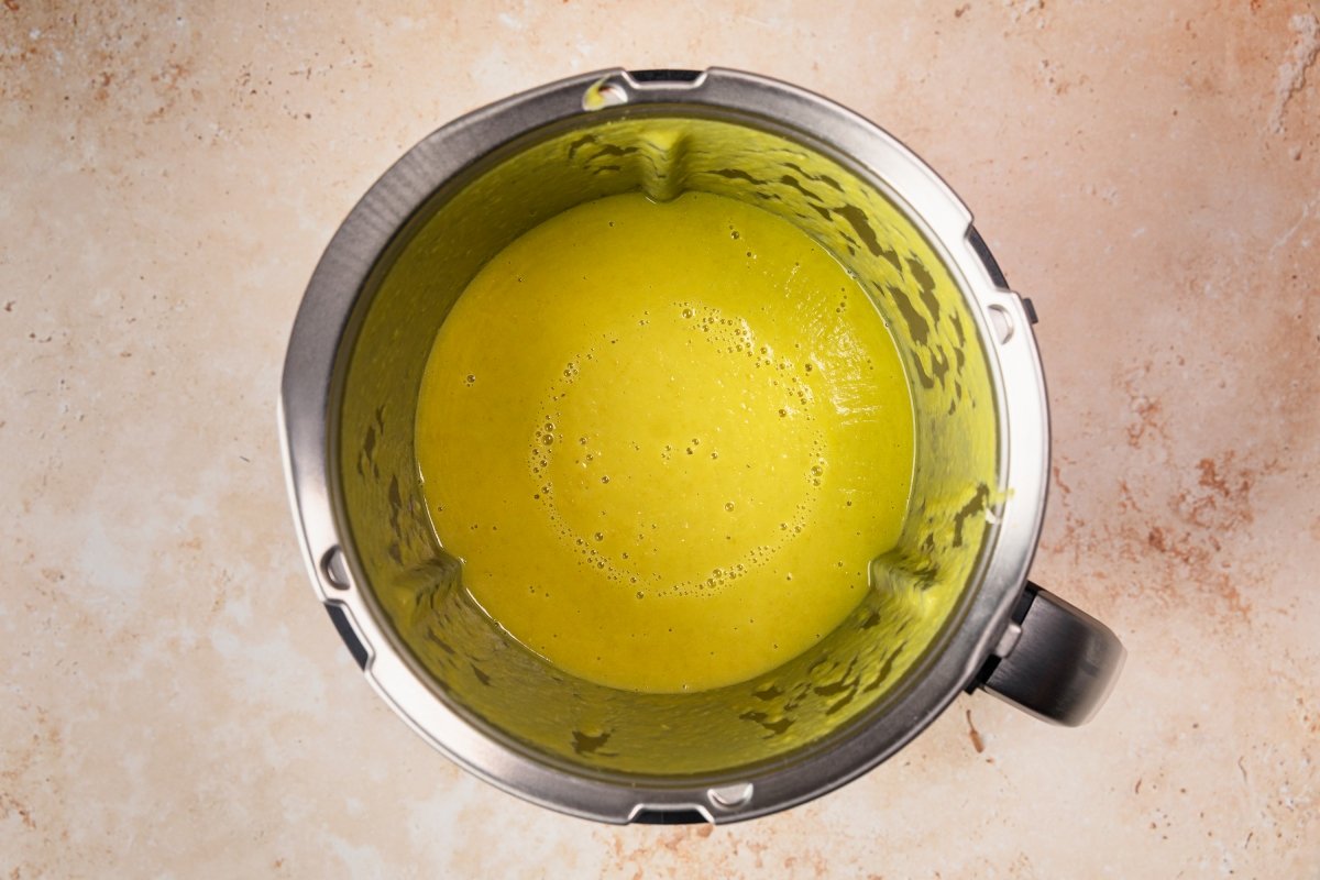 Triturando la crema de guisantes en Thermomix