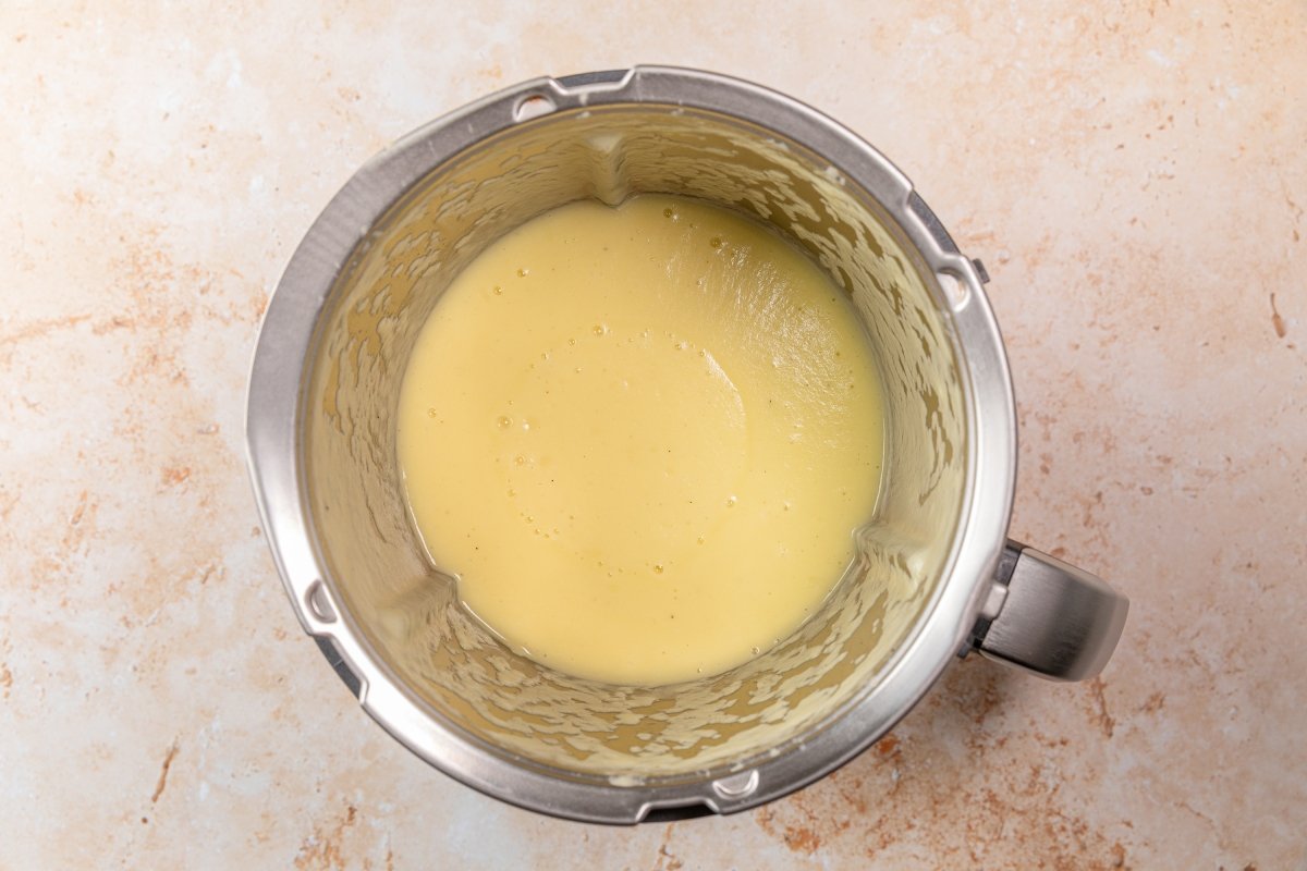 Triturando la crema de puerros en Thermomix