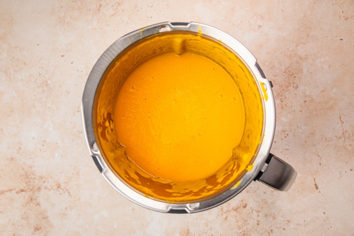 Triturando la crema de zanahoria en Thermomix