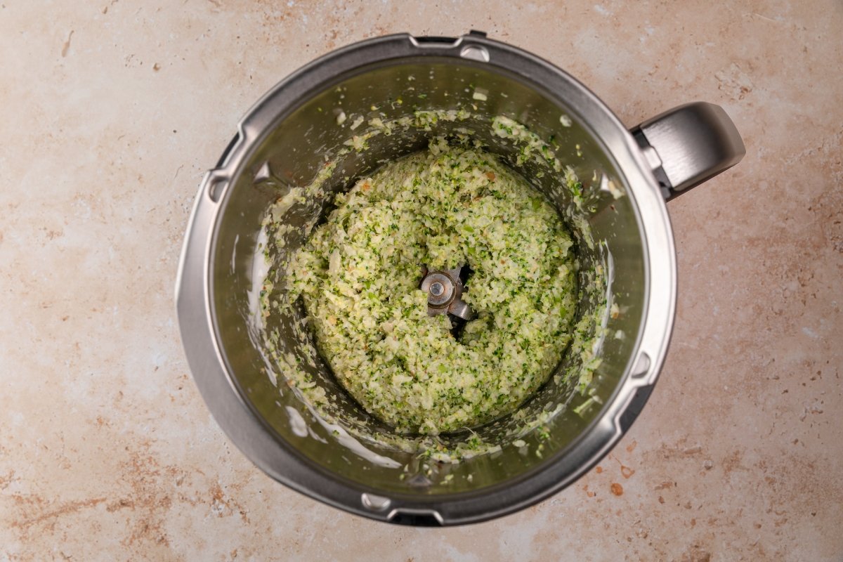 Triturando la ensalada rápida de brócoli en Thermomix