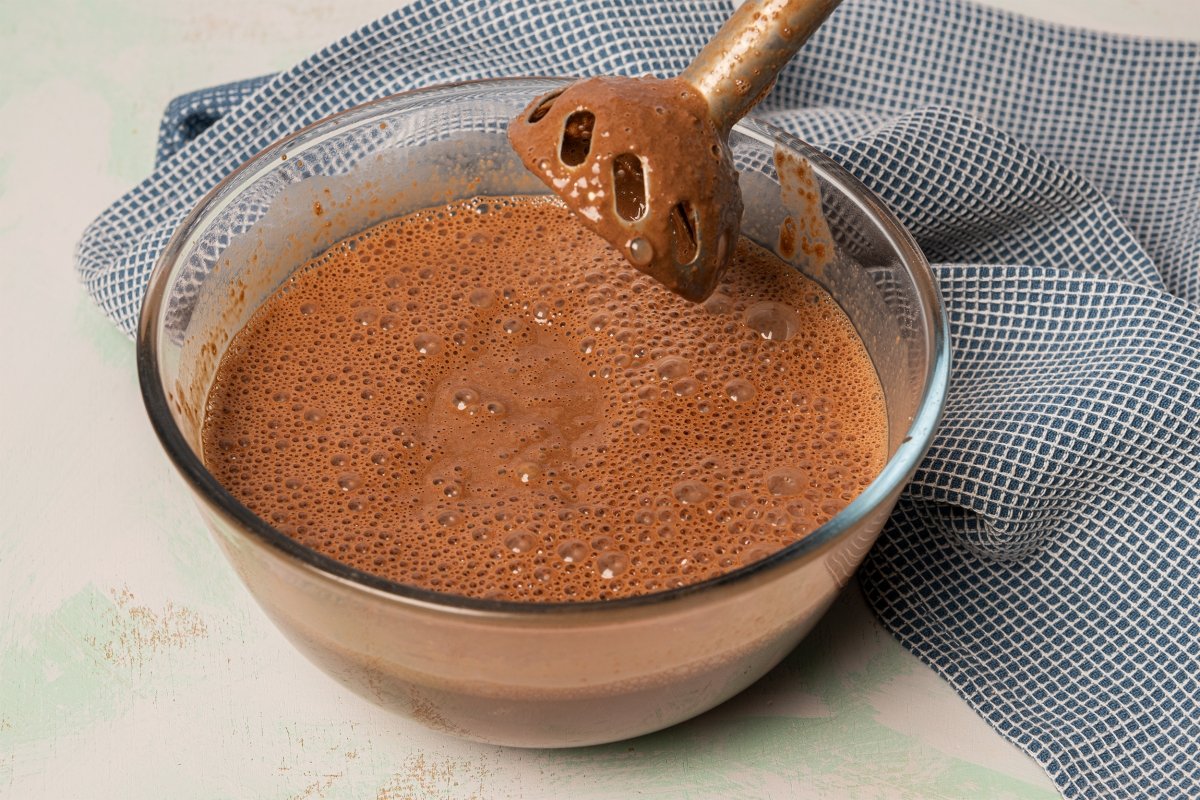 Triturando la mezcla para el pudin de chocolate