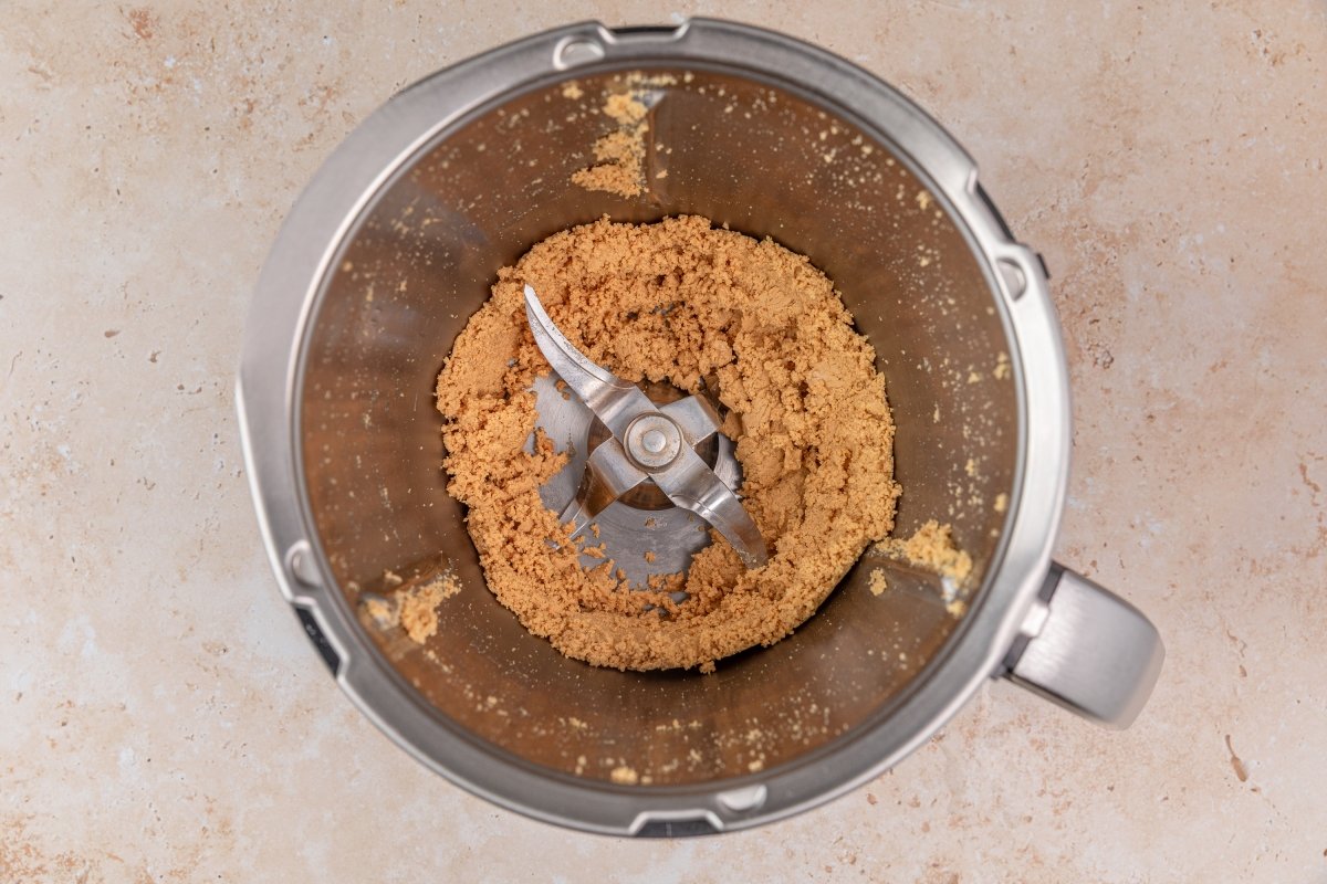 Triturando turrón del flan de turrón en Thermomix