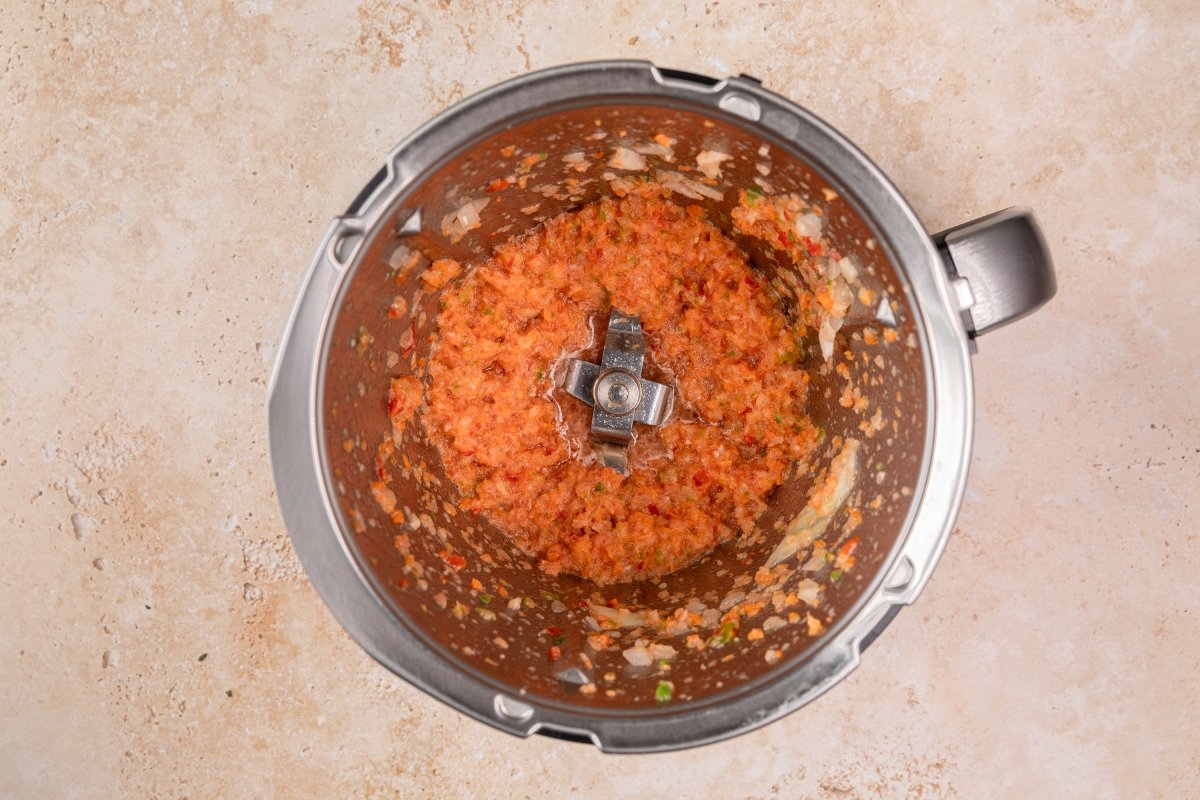 Triturando verduras de las lentejas con verduras en Thermomix