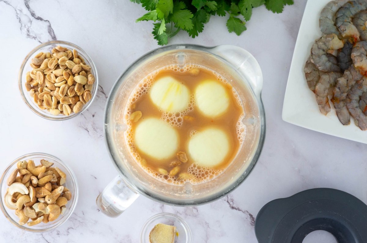Triturar cebolla y frutos secos del vatapá