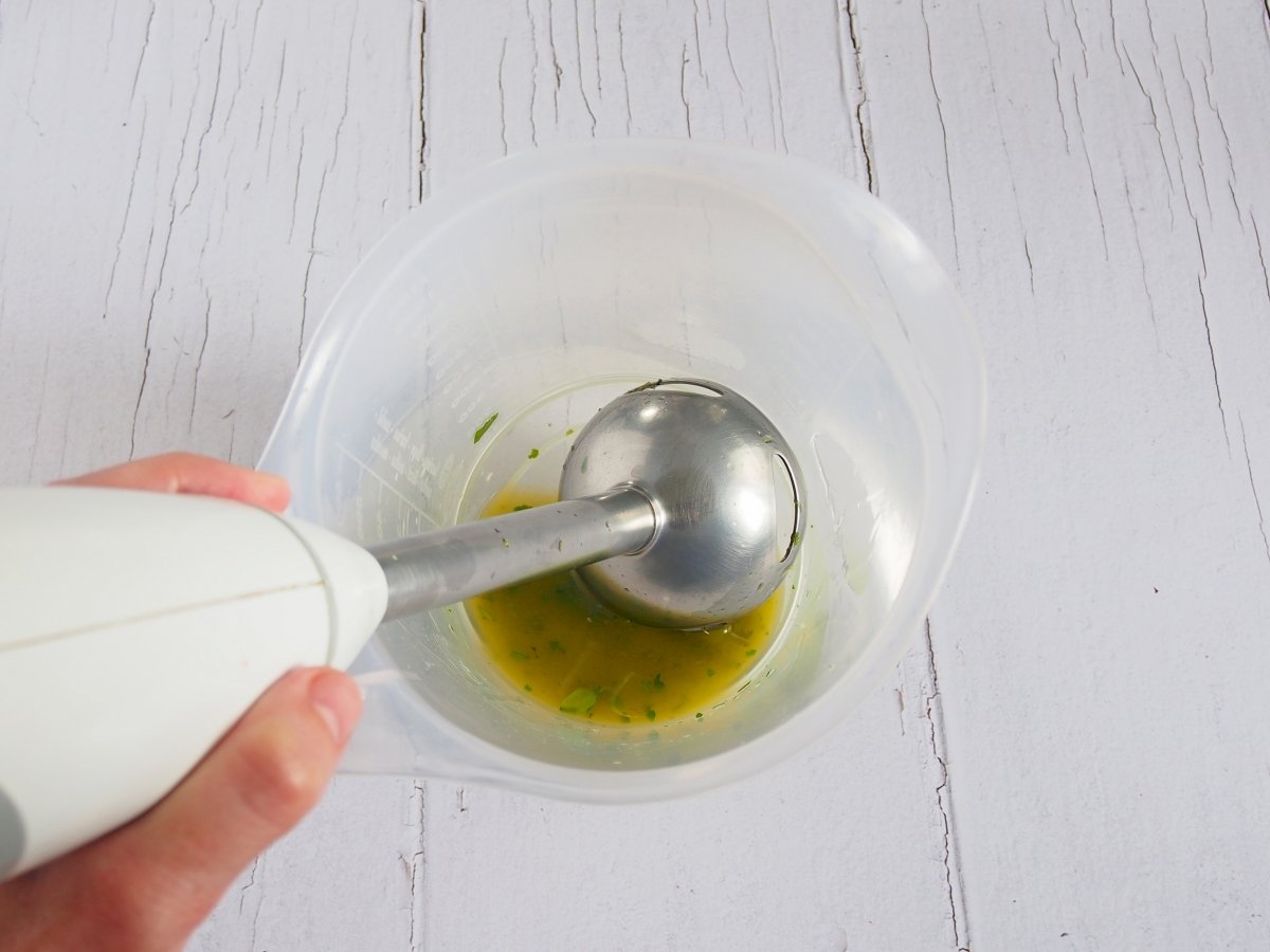 Triturar el aceite de oliva con las hierbas aromáticas