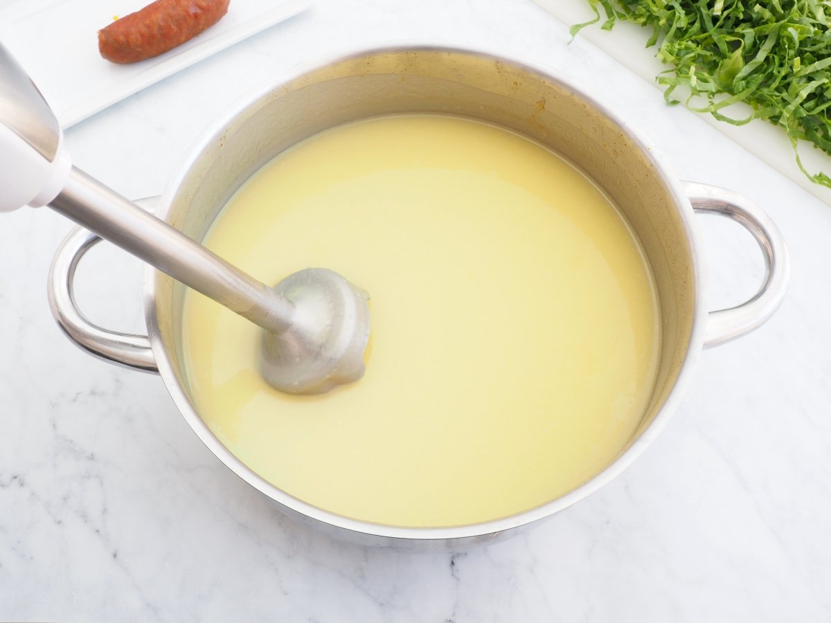 Triturar el caldo con las patatas y la cebolla