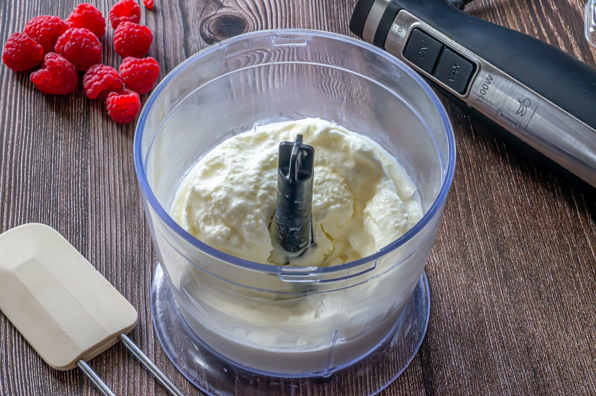 Triturar el helado para servirlo con manga pastelera