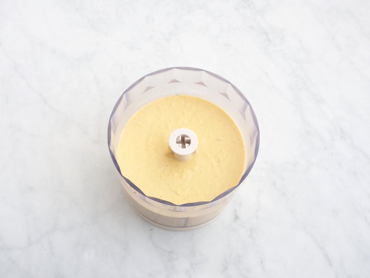 Triturar el hummus de altramuces