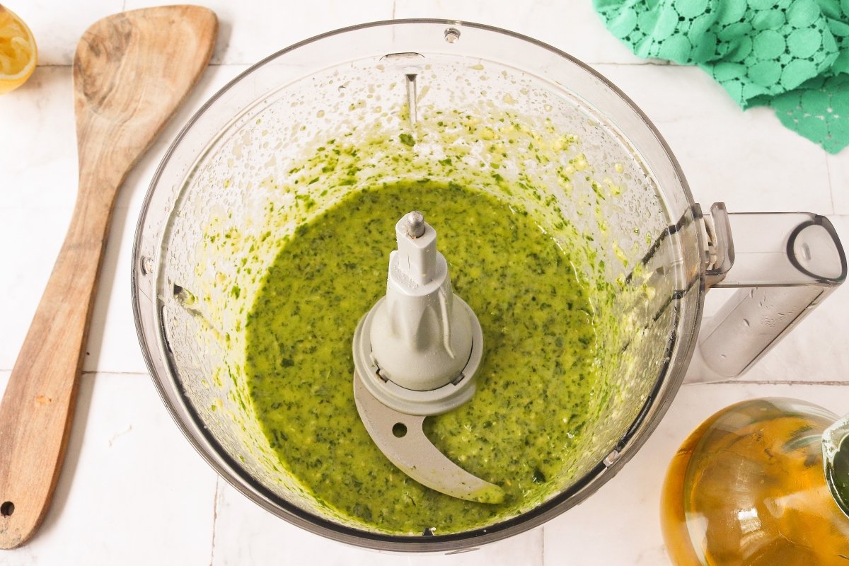 Triturar el pesto para los casarecce