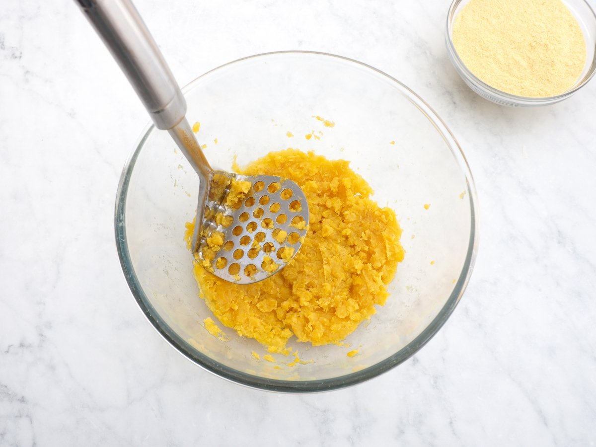 Triturar el plátano cocido