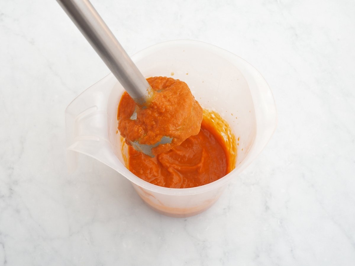 Triturar el sofrito de las pochas a la riojana