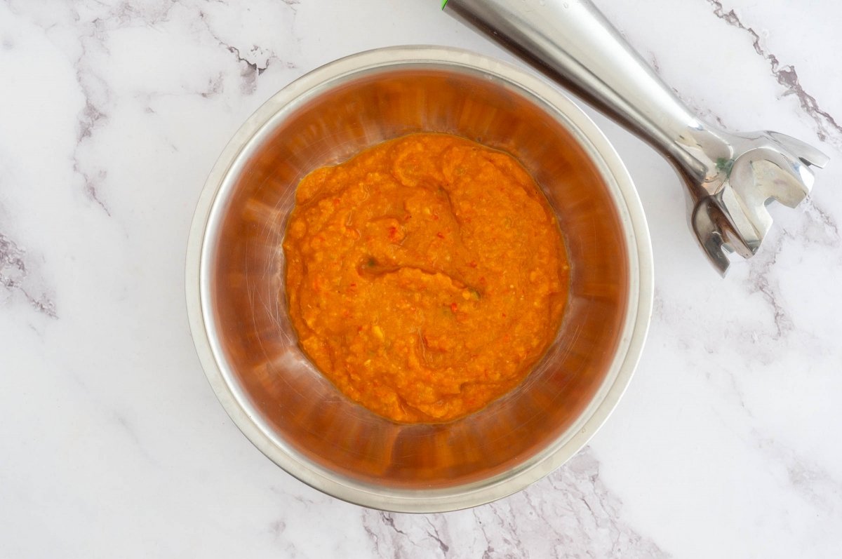 Triturar el sofrito de las pochas con codorniz