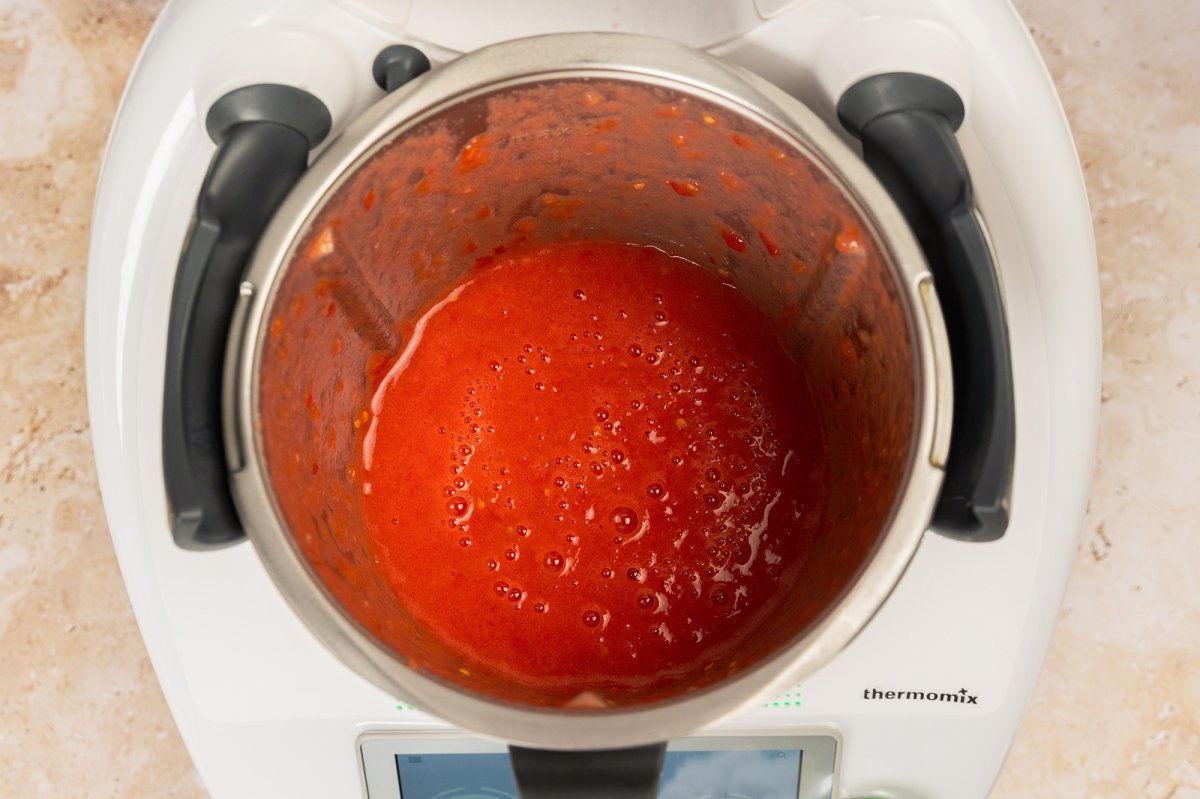 Triturar el tomate y el ajo
