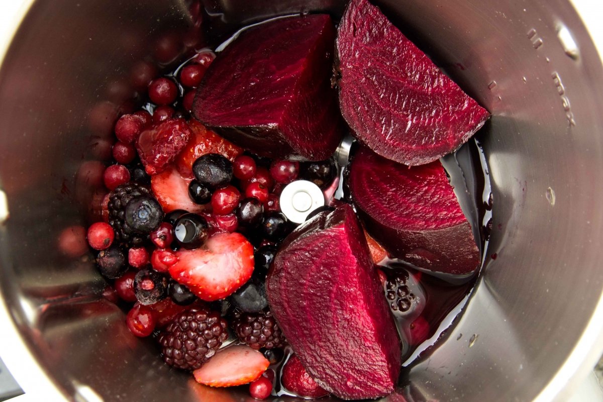 Triturar ingredientes para el smoothy frutas y verduras antioxidante