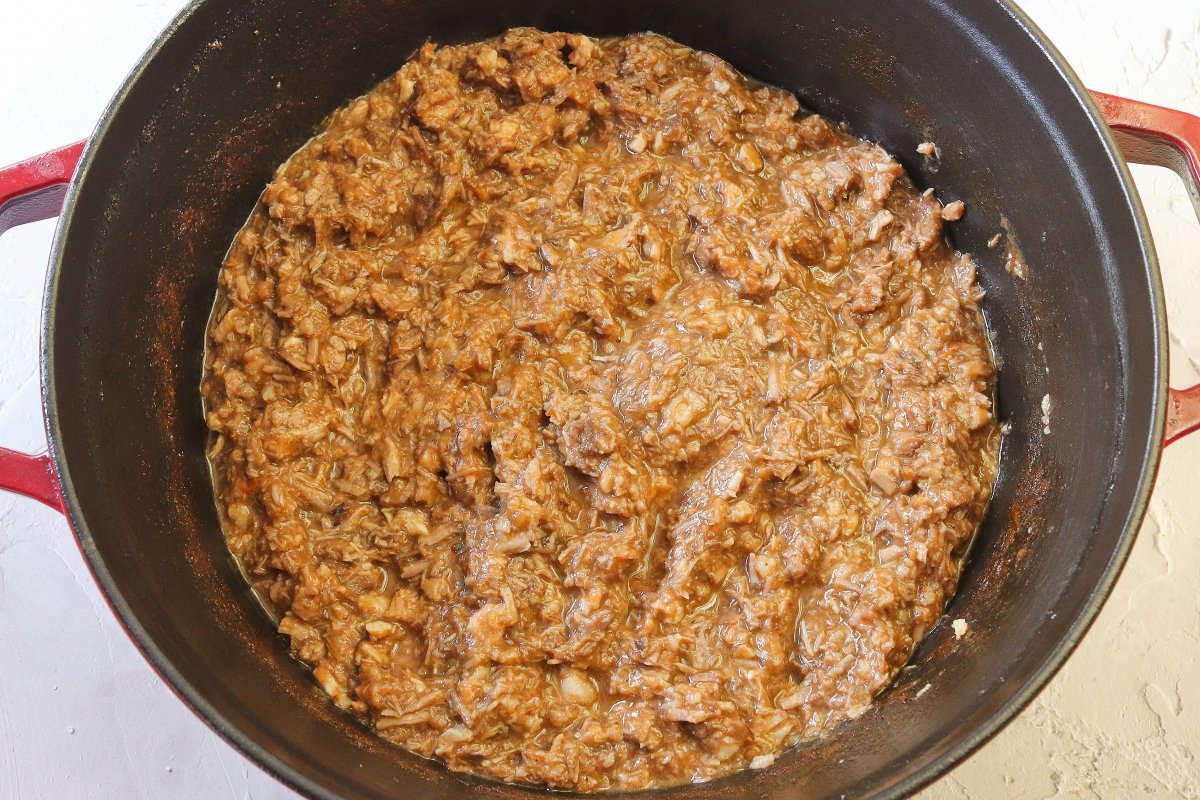 Triturar la carne de las patatas de Olot