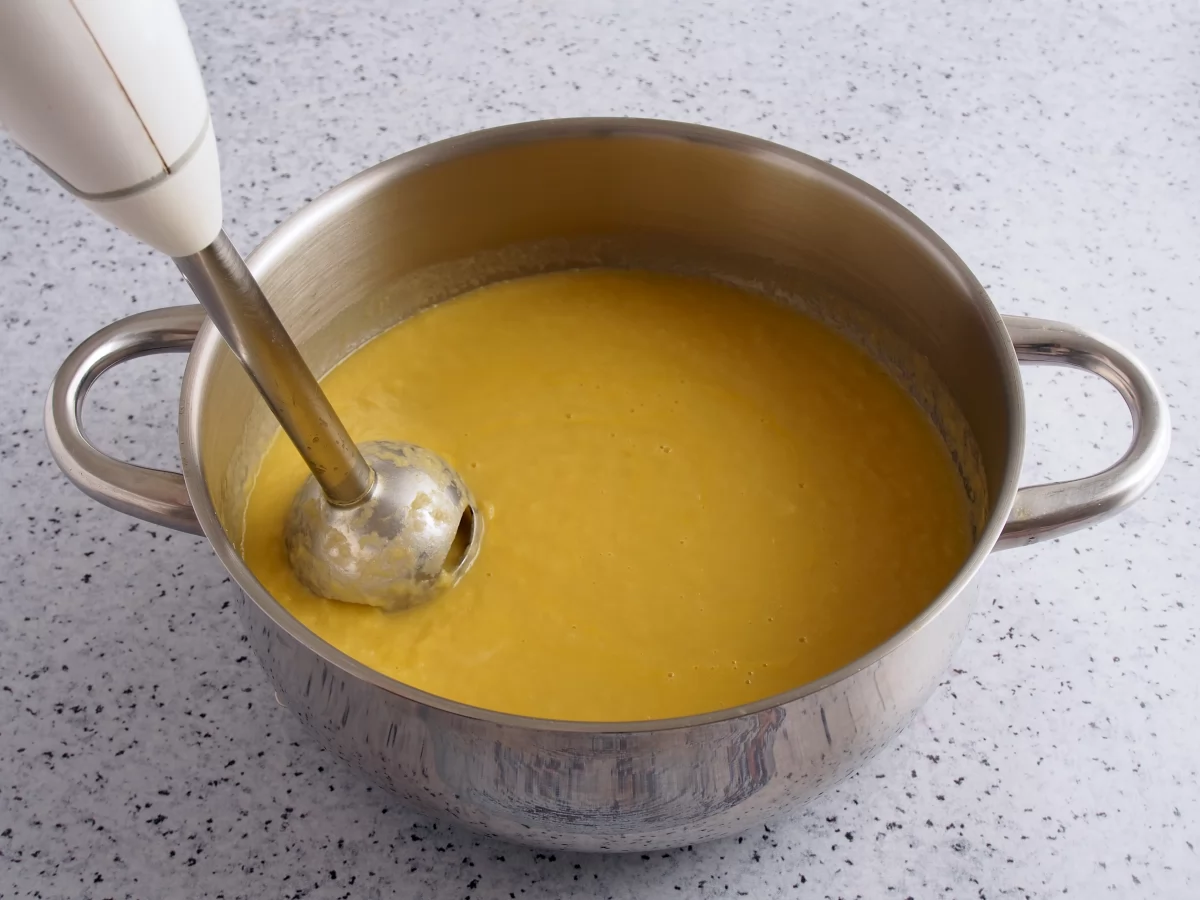 Triturar la crema de puerros con la batidora *