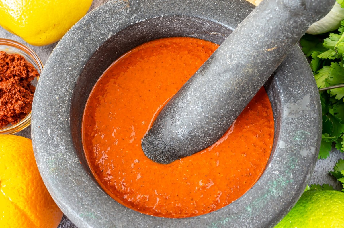 Triturar la marinada para la cochinita pibil