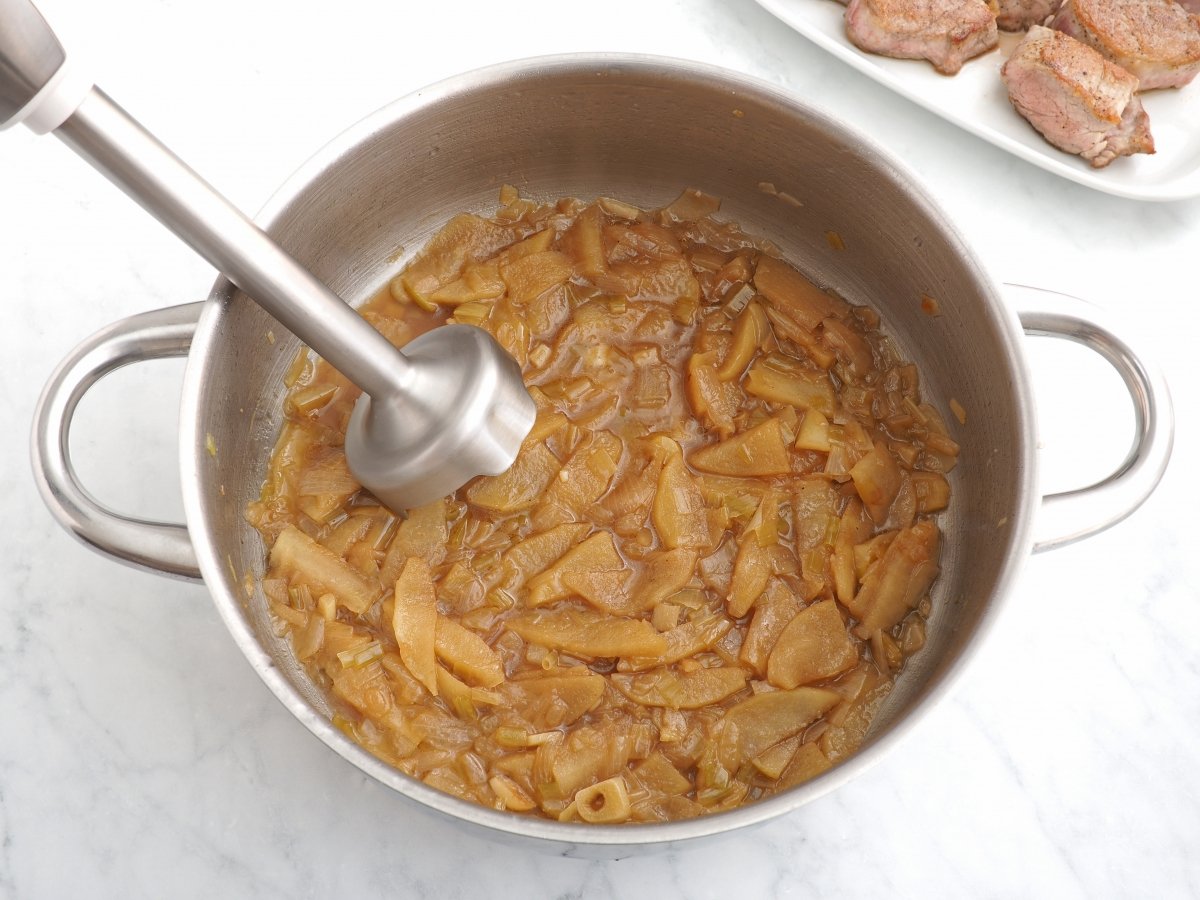 Triturar la salsa de manzana