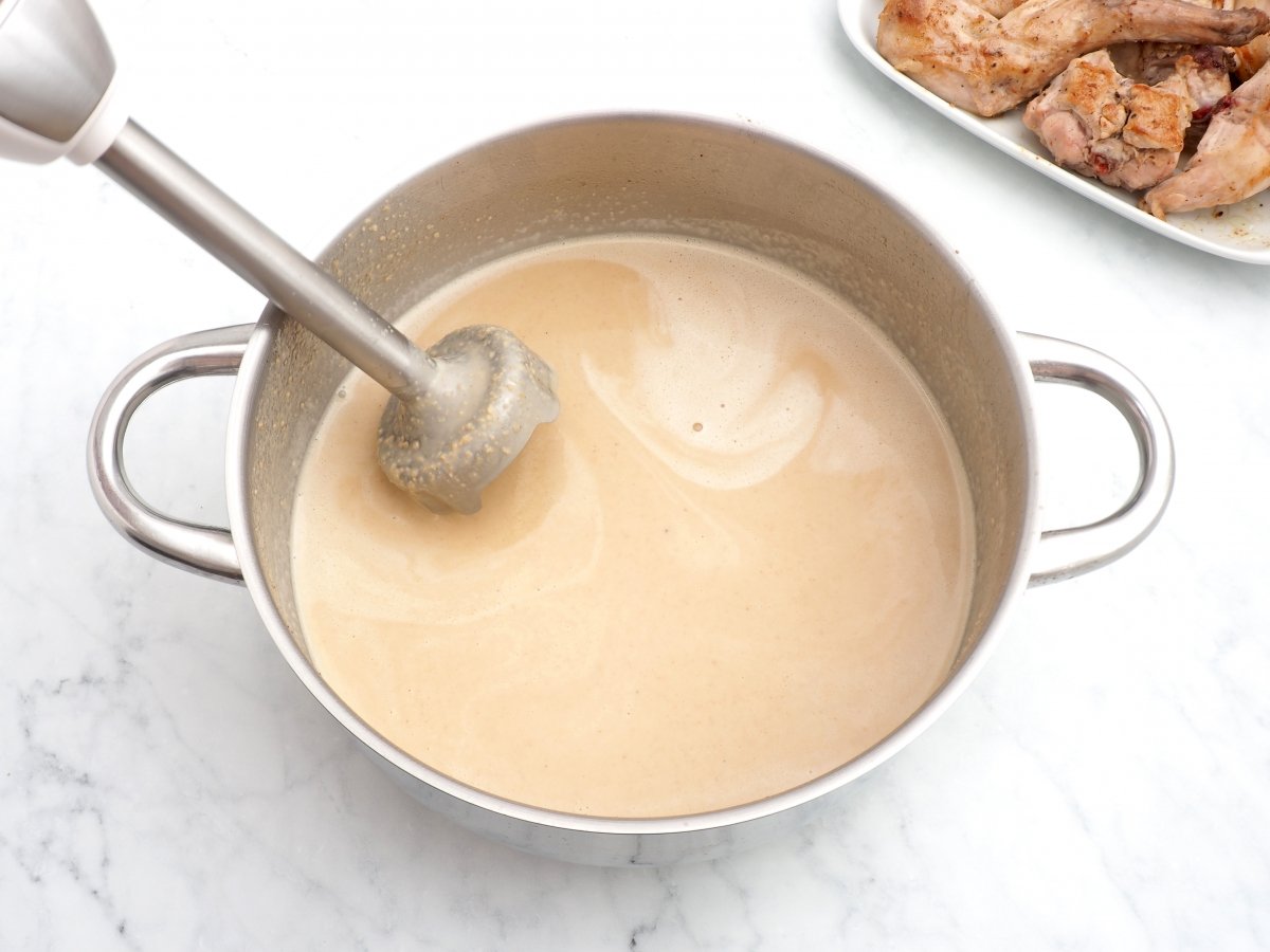 Triturar la salsa del conejo en salsa de almendras