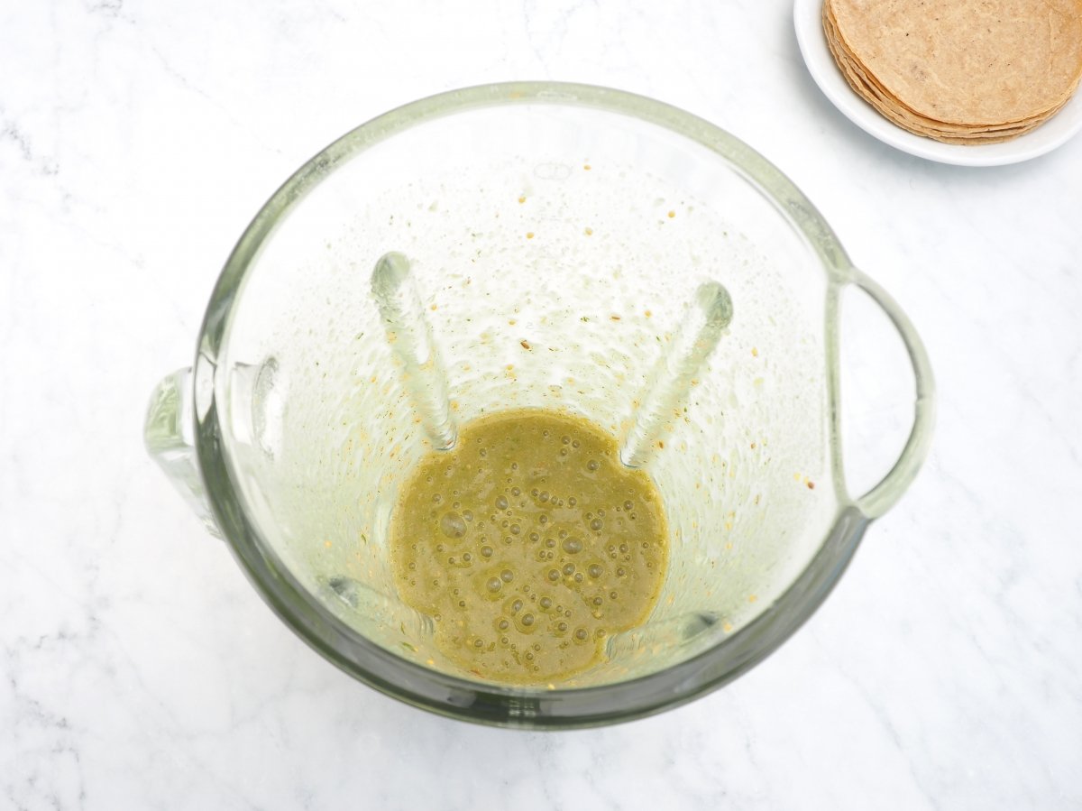 Triturar la salsa verde para los chilaquiles