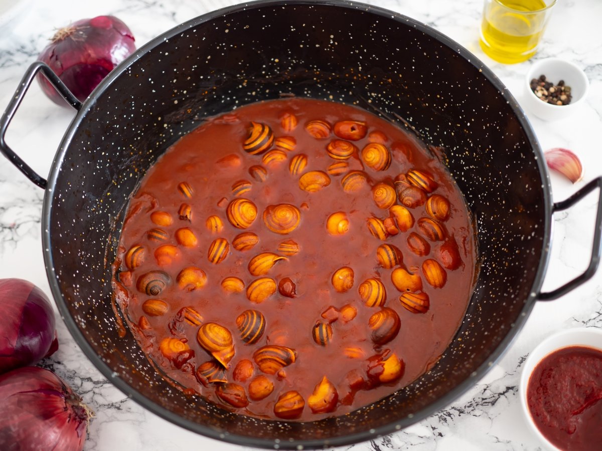 Triturar la salsa y añadir a los caracoles, jamón y chorizo para los caracoles a la vizcaína
