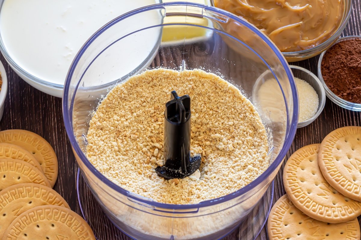 Triturar las galletas para la base