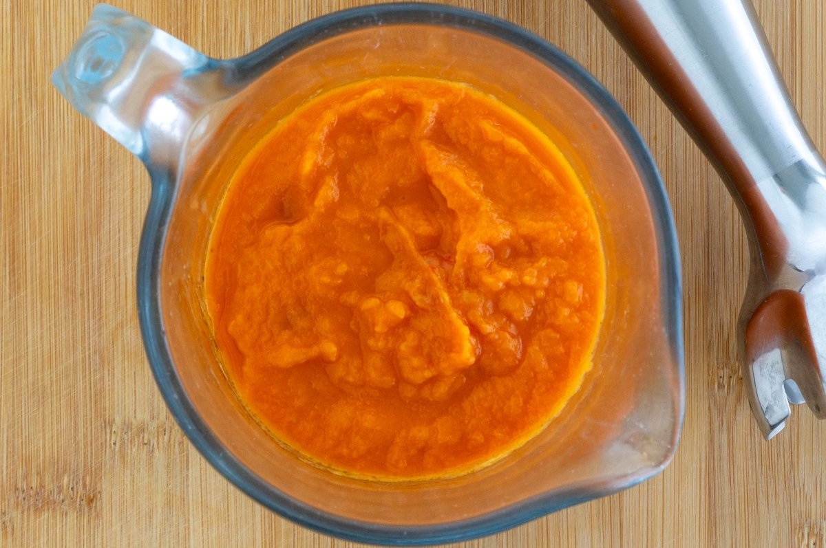 Triturar las verduras de los garbanzos con tagarninas