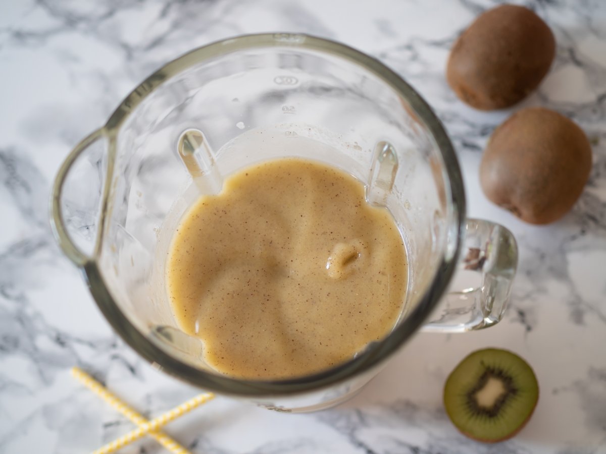 Triturar todos los ingredientes para el granizado de kiwi