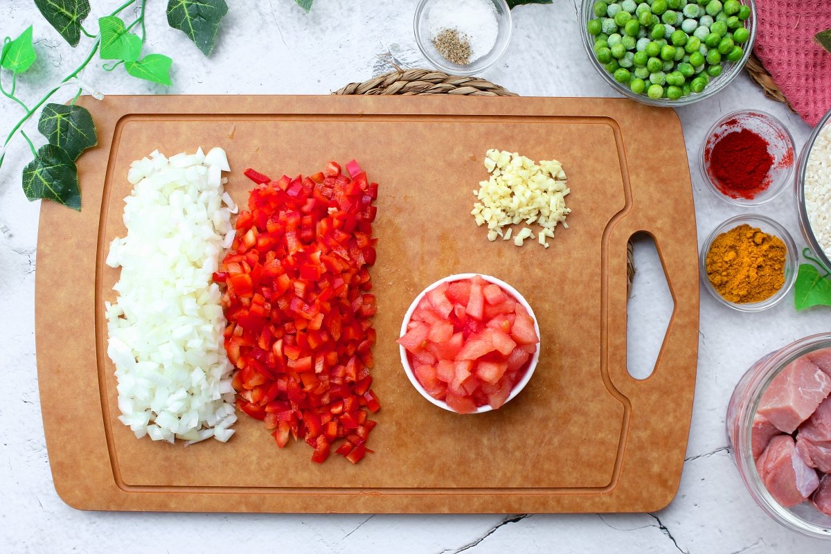 Troceado de los vegetales del arroz a la milanesa