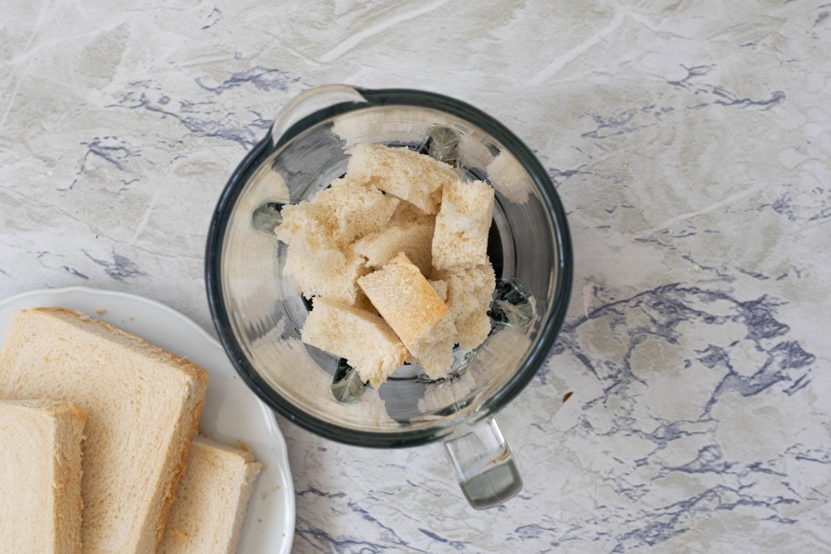 Troceamos el pan del budín de pan