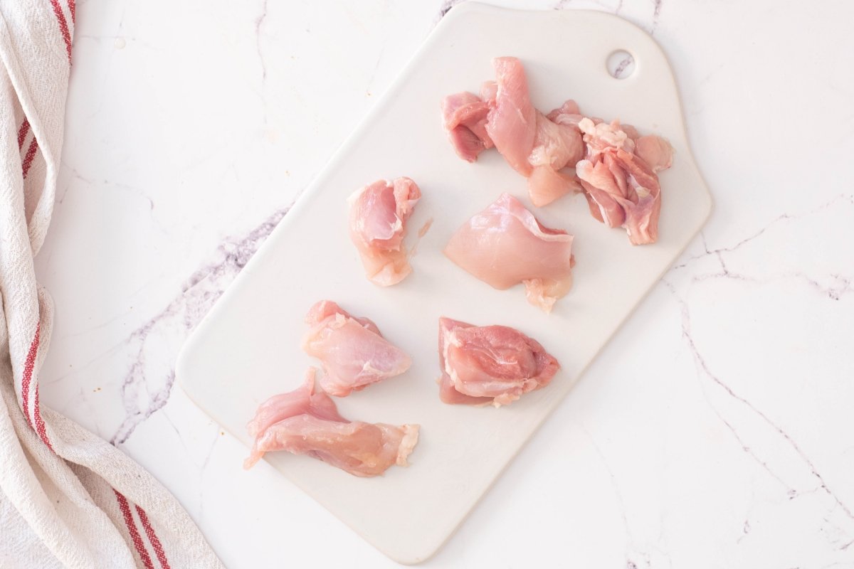 Troceamos el pollo de la papilla de pollo y verduras