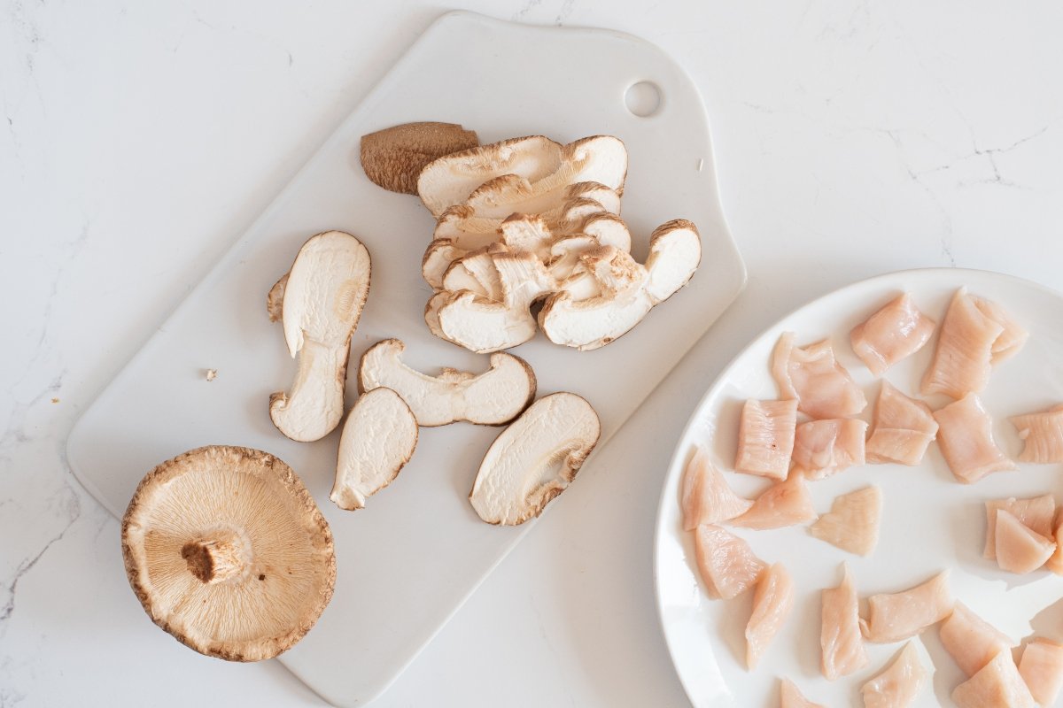 Troceamos el pollo y las setas