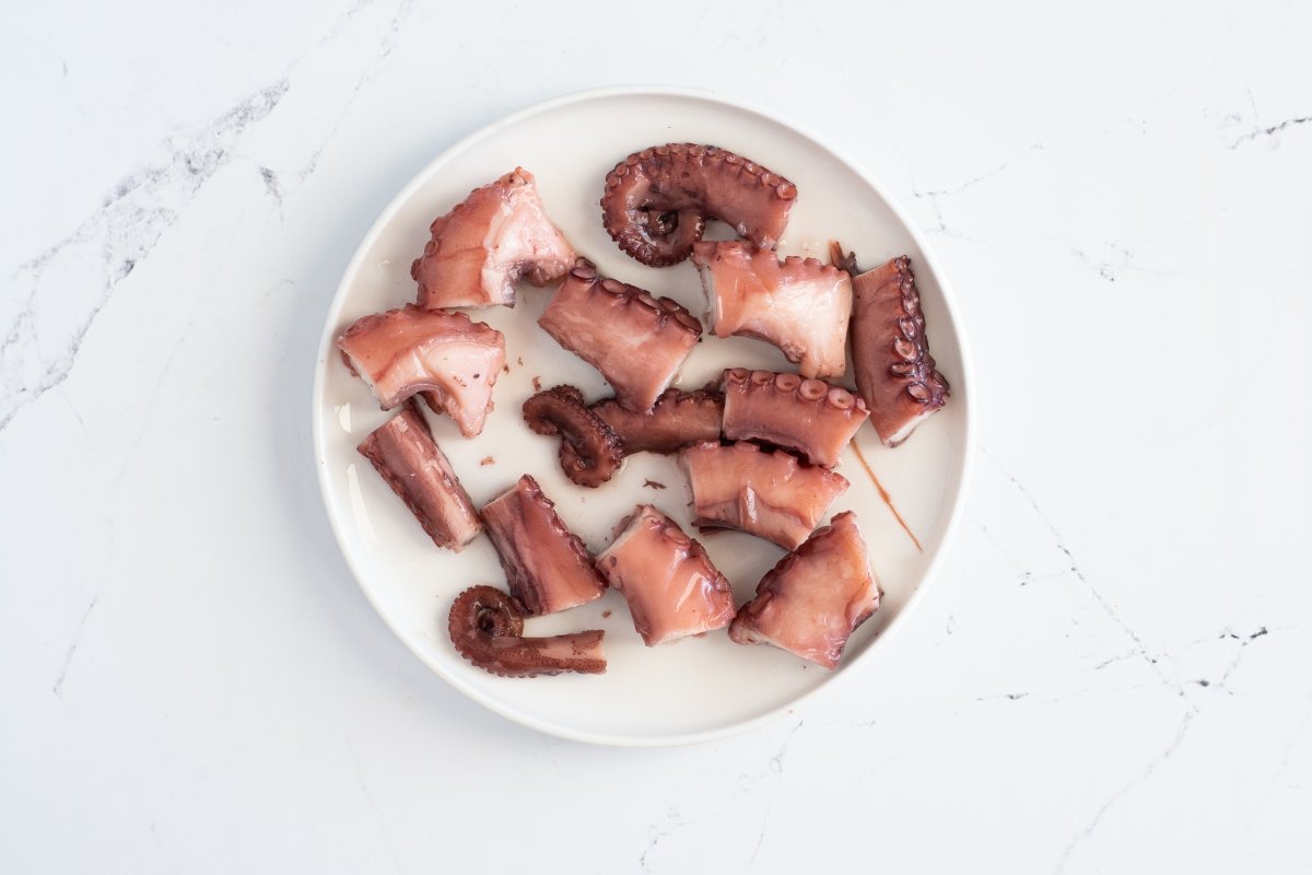 Troceamos el pulpo para las brochetas