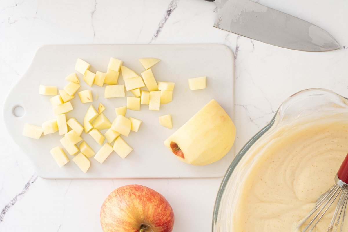 Troceamos la manzana del cheesecake de manzana