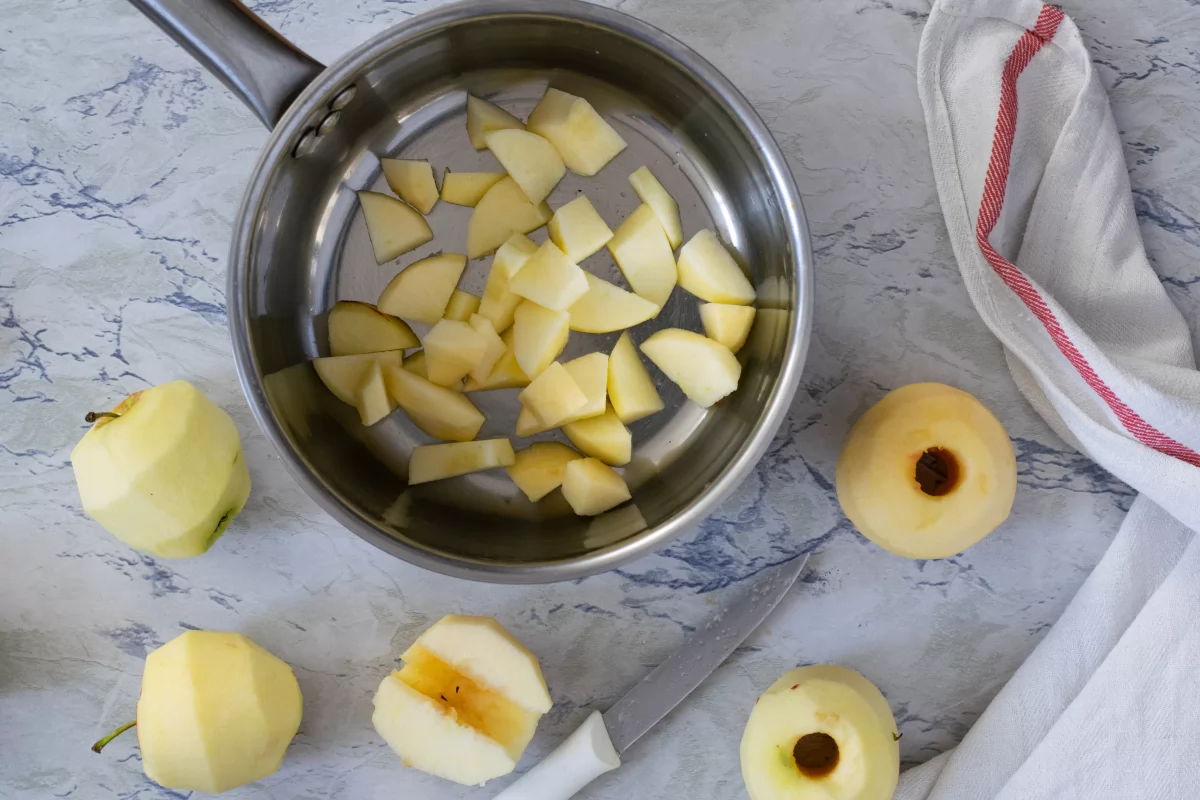 Troceamos las manzanas de la mermelada de manzana *