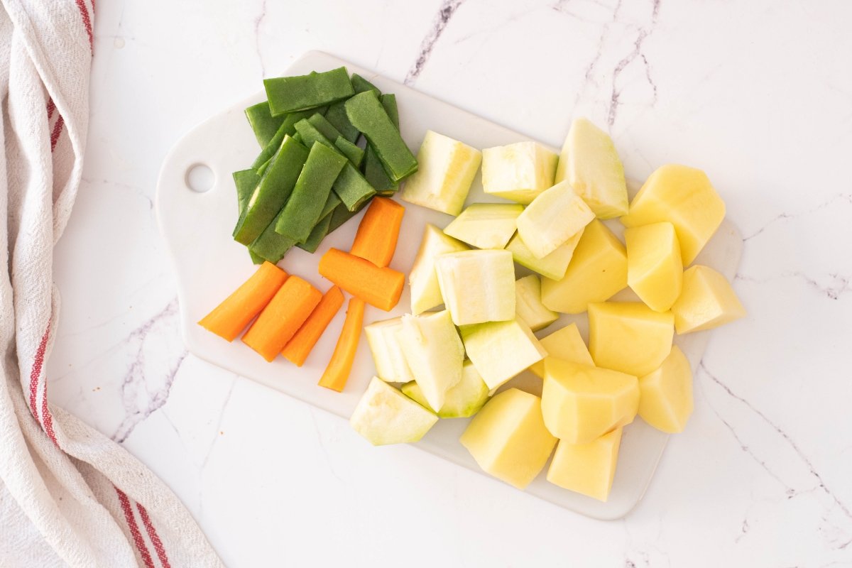 Troceamos las verduras de la papilla de pollo y verduras