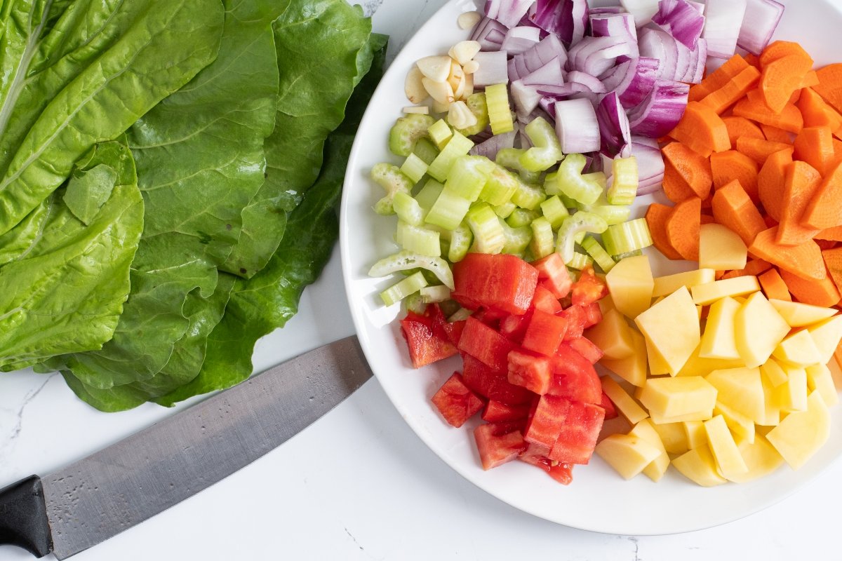 Troceamos las verduras de la ribollita