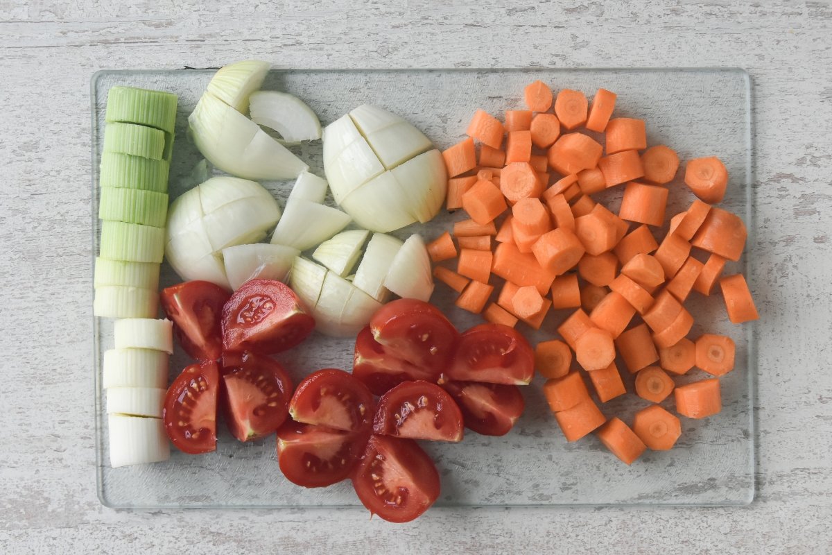 Troceamos las verduras para el rabo de ternera estofado