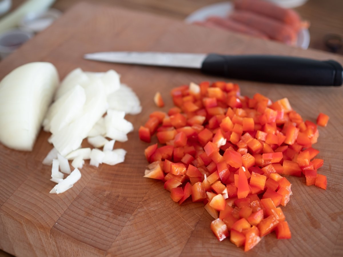 Trocear cebolla, pimiento y chorizo para el arroz con chorizo *