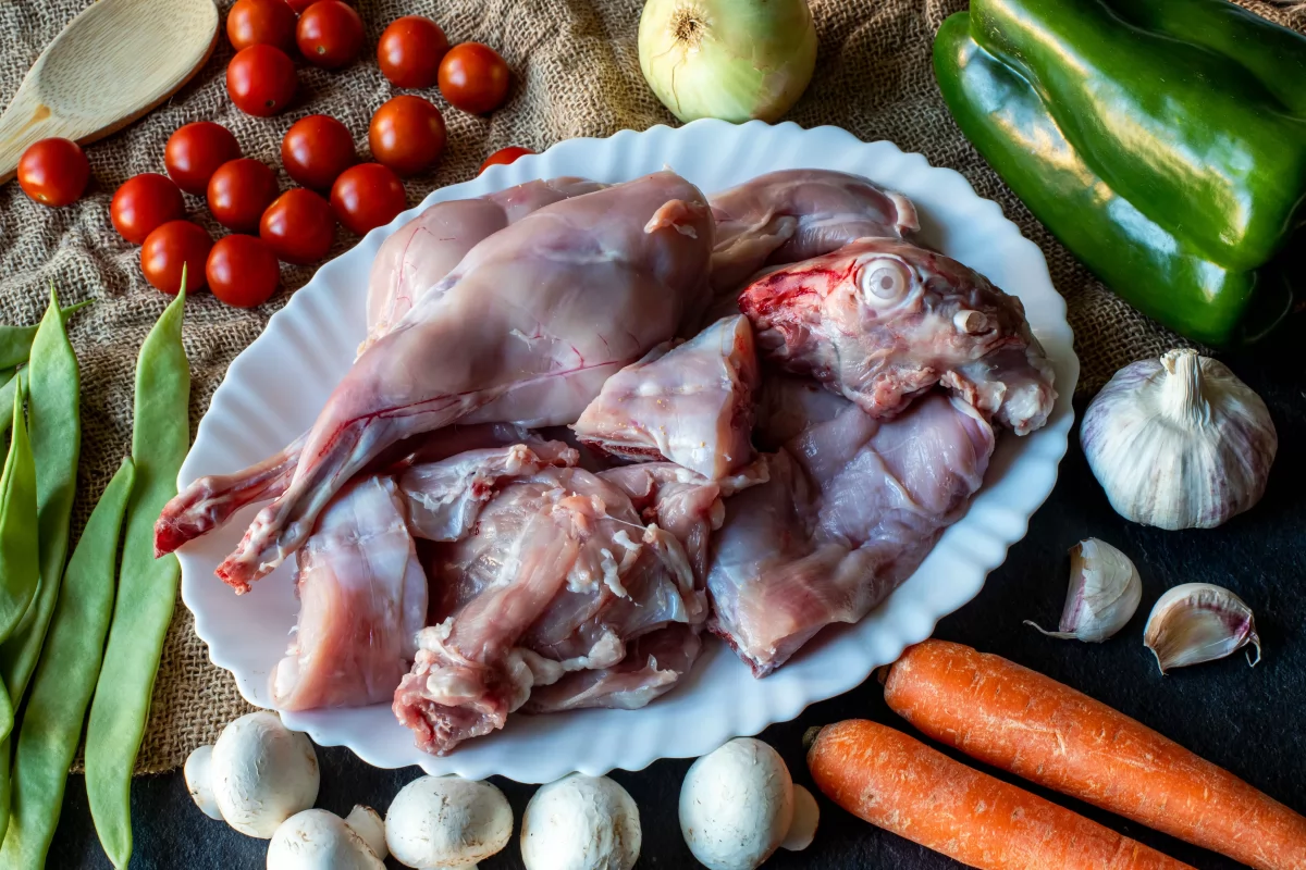 Conejo guisado con verduras 2 Trocear conejo para guisarlo con verduras *