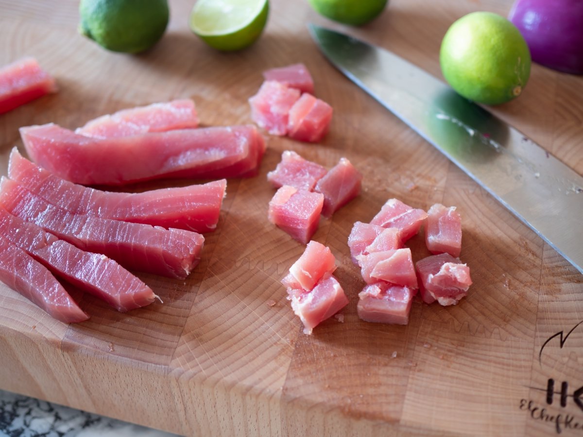 Trocear el atún en tacos para el ceviche de atún
