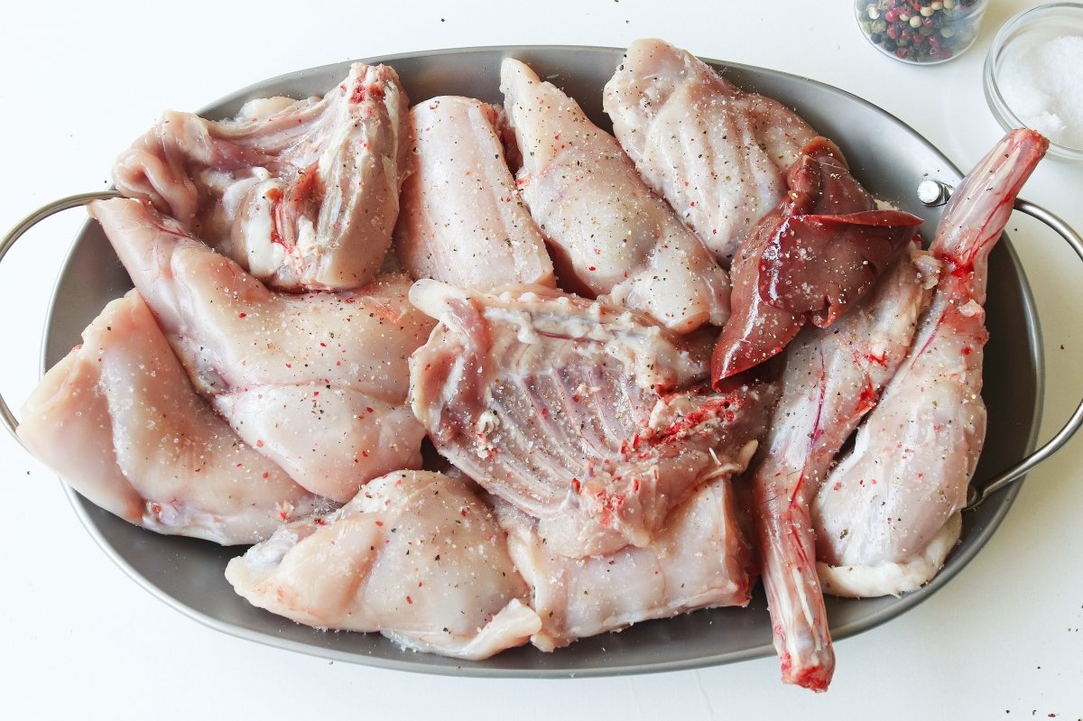 Trocear el conejo para hacerlo en salsa