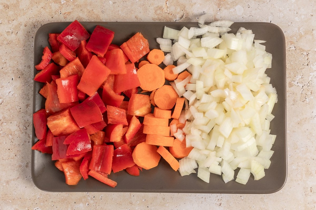 Trocear el pimiento, la zanahoria y la cebolla