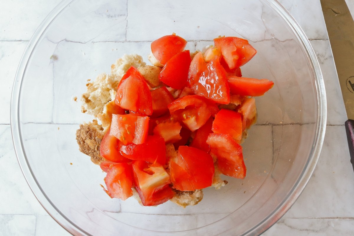 Trocear el tomate para el salmorejo de remolacha