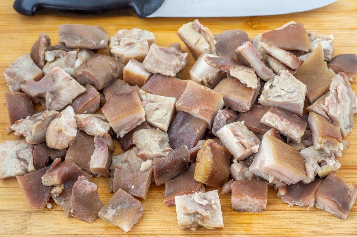 Trocear la careta para el morro de cerdo frito